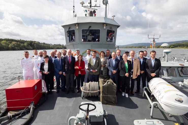 O delegado do Goberno en Galicia, Pedro Blanco, con representantes da Armada Española, a Marinha Portuguesa e de concellos e cámaras municipais galegas e portuguesas 