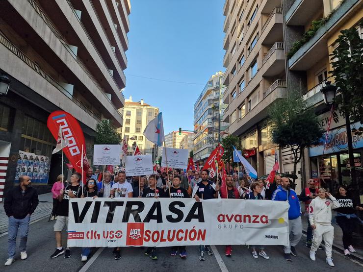 Decenas de traballadores de Vitrasa protestan en Vigo por un convenio "digno" e piden implicación do Concello / PEDRO DAVILA