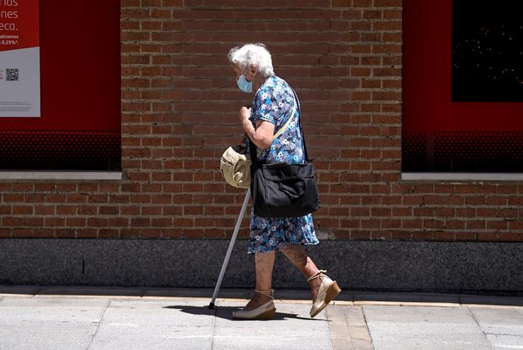 Arquivo - Unha anciá con máscara camiña pola rúa axudada dunha muleta.. A. Pérez Meca - Europa Press - Arquivo 
