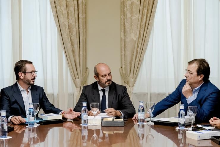 (I-D) O vicepresidente primeiro da Mesa do Senado, Javier Maroto; o presidente no Senado, Pedro Rollán e o vicepresidente segundo da Mesa, Guillermo Fernández Vara, durante unha reunión da Mesa do Senado 
