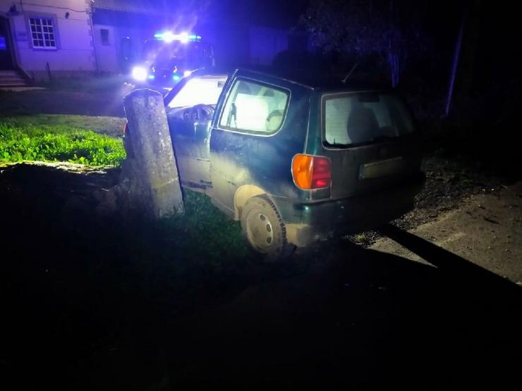 Vehículo accidentado en Meira (Lugo), cuxo condutor está investigado pola Garda Civil por circular con taxa de alcoholemia por encima da máxima permitida / GARDA CIVIL DE LUGO