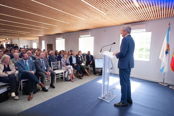 O presidente da Xunta, Alfonso Rueda, presenta a estratexia galega de oncoloxía de precisión ante o conselleiro de Sanidade, Julio García Comesaña, e decenas de expertos / XUNTA