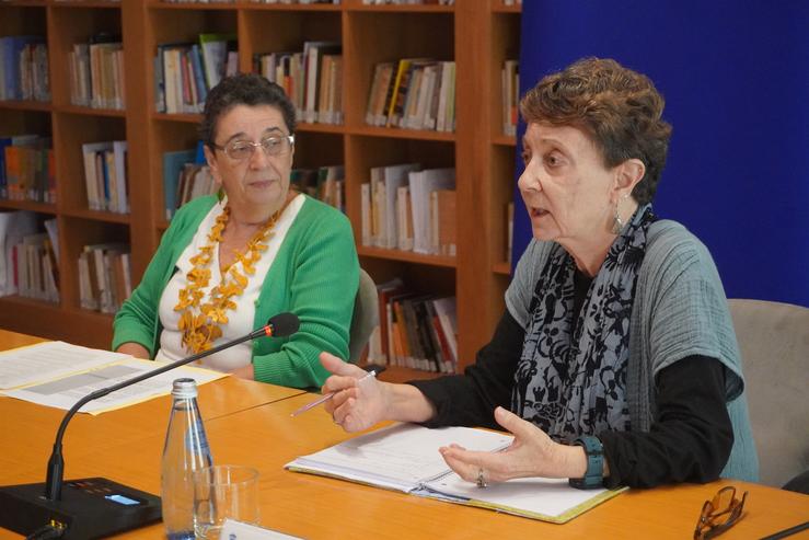A presidenta do Consello da Cultura Galega, Rosario Álvarez; e a tradutora Kathleen Nora March na presentación de Seara. CONSELLO DA CULTURA GALEGA