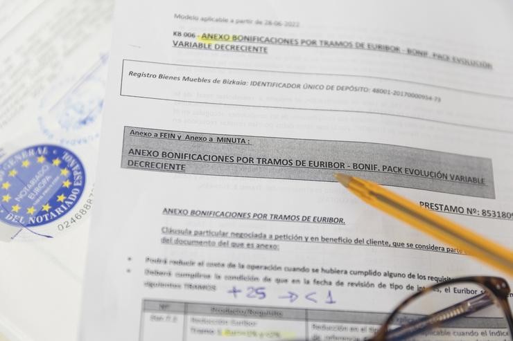 Arquivo - Documentación para a firma dunha hipoteca, a 15 de marzo de 2023, en Madrid (España). O Euribor a 12 meses, o índice ao que están referenciadas a maioría de hipotecas variables en España, caeu onte ao 3,509% na súa taxa diaria, aínda que a ta. Eduardo Parra - Europa Press - Arquivo 