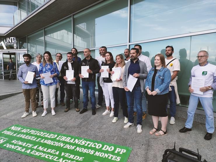 Comuneiros, entidades veciñais, ecoloxistas e partidos políticos, ante a delegación da Xunta en Vigo para a presentación de máis de 4.000 alegacións contra a declaración de interese autonómico do proxecto do Real Club Celta, Galicia Sports 360 / Europa Press