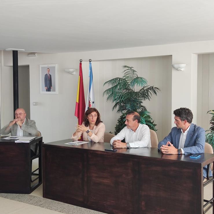A vicepresidenta segunda e conselleira de Medio Ambiente, Territorio e Vivenda, Ángeles Vázquez, nun encontro con emprearios de Xove / XUNTA