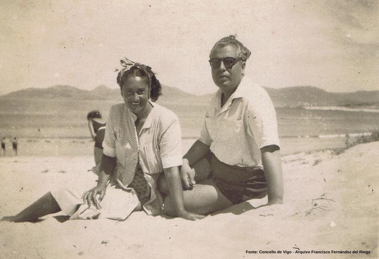 Imágen de arquivo de Francisco Fernández del Riego na praia / RAG - CONCELLO DE VIGO - Arquivo