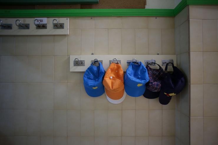 Gorras de alumnos colgadas dun percheiro o día que arrinca o curso escolar en Galicia, no CEIP Eduardo Cela Vila de Triacastela, a 8 de setembro de 2022 