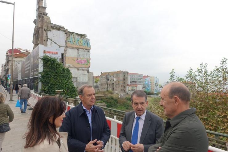 O alcalde, Abel Caballero, xunto ao arquitecto Alfonso Penela, e a concelleira de Urbanismo, María José Caride, fronte ao ámbito do Barrio do Cura / CONCELLO DE VIGO