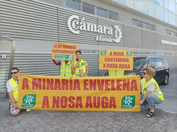 Activistas de Ecoloxistas en Acción levan botellas de auga recollida das verteduras das minas de San Fins e Touro á sede da Cámara Oficial Mineira de Galicia, e convidan a bebela ao representante deste organismo / Ecoloxistas en Acción 