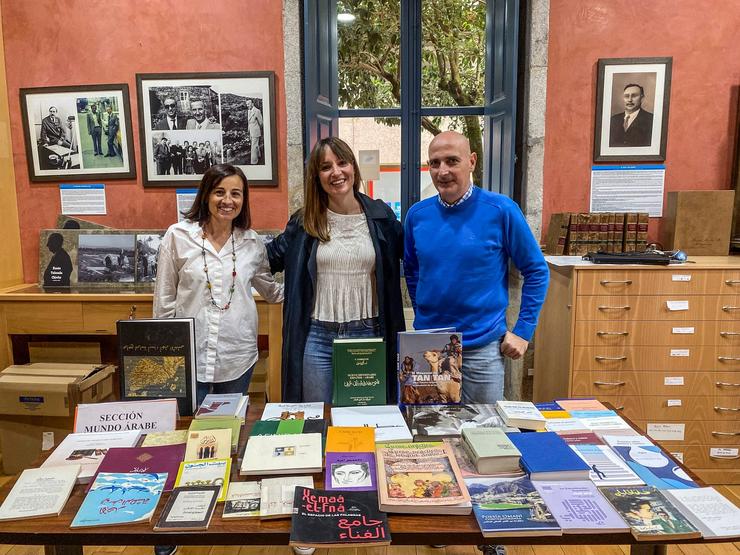 A concelleira de Cultura xunto a persoal da Biblioteca Municipal. Foto: Prensa Concello de Verín.