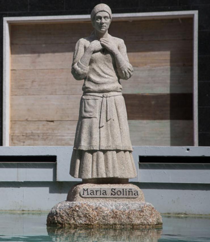 Estatua na honra de María Soliño en Cangas 