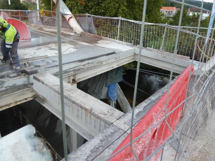 Traballos para desmontar o taboleiro da ponte de Ponche Arnelas (Pontevedra). XUNTA / Europa Press