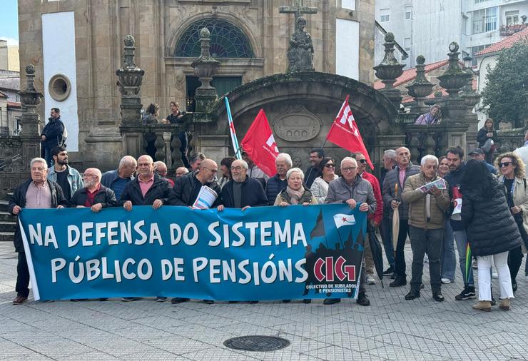 O colectivo de pensionistas e xubilados da CIG reclama que a pensión mínima sexa, "por lei", igual ao SMI. CIG
