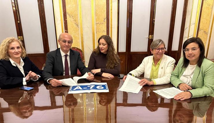 Deputados do Partido Popular por León e por Ourense, durante o seu encontro este xoves para abordar a situación da autovía A-76 / PP LEÓN