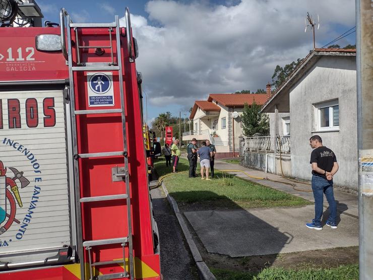 Un incendio queima o tellado dunha casa en Padrón (A Coruña). DEPUTACIÓN DA CORUÑA / Europa Press