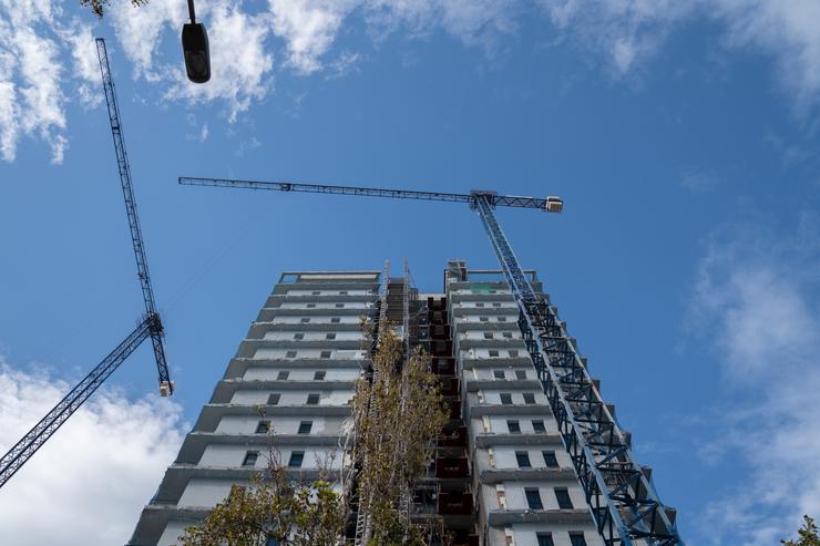 Varios guindastres nunha zona de obras / David Zorrakino - Europa Press