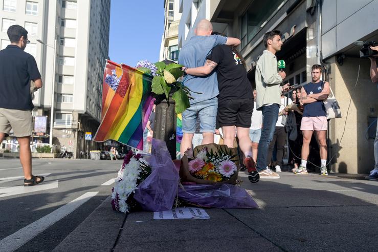 Arquivo - Varias persoas depositan flores durante un minuto de silencio polo asasinato de Samuel Luiz no paseo marítimo coruñés. M. Dylan - Europa Press - Arquivo / Europa Press