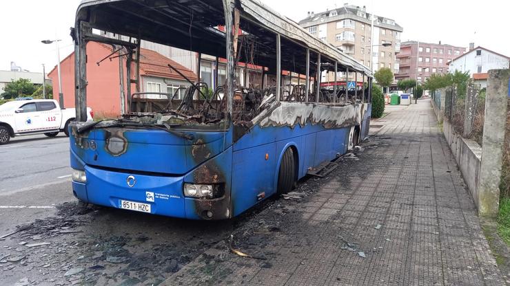 Autobús da empresa Alsa calcinado tras un incendio en Cerceda, no que tamén sufriu danos por lume outro autocar  da mesma empresa estacionado preto / CONCELLO DE CERCEDA