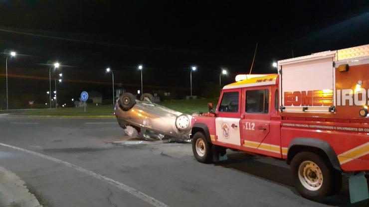 Ferido leve o condutor dun coche que envorcou nunha rotonda de Cee / CONSORCIO CONTRA INCENDIOS E SALVAMENTO A Coruña