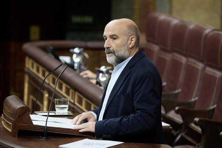 O deputado do BNG, Néstor Rego intervén durante unha sesión plenaria, no Congreso dos Deputados, a 9 de outubro de 2024, en Madrid (España). Durante a sesión de control, o presidente do Goberno falou sobre a política migratoria do Ejec. Jesús Hellín - Europa Press / Europa Press