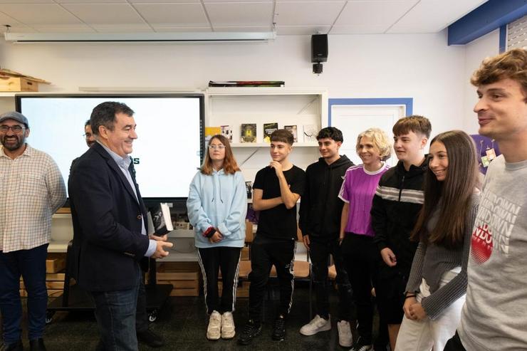 Román Rodríguez visita o IES de Cacheiras. XUNTA / Europa Press