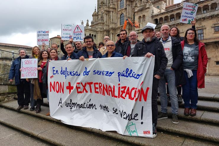Mobilización ante a Catedral de Santiago de Compostela do Comité Intercentros da CRTVG. COMITÉ INTERCENTROS CRTVG / Europa Press