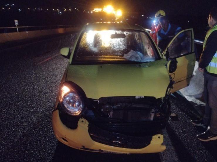 Coche accidentado na autovía do Barbanza ao seu paso por Boiro (A Coruña). CONSORCIO BOMBEIROS DA CORUÑA / Europa Press