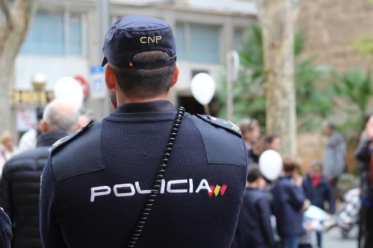 Un axente da Policía Nacional, de costas.. EUROPA PRESS - Arquivo