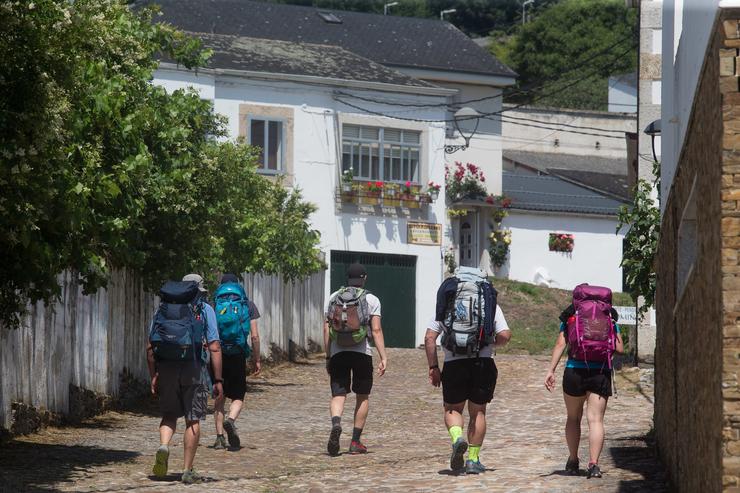 Arquivo - Un grupo de peregrinos realiza o Camiño de Santiago, a 15 de xuño de 2021, en Portomarín, Lugo, Galicia, (España). Como consecuencia dunha melloría na evolución da situación epidemiolóxica do Covid-19 en Galicia, a Xunta decidiu pe. Carlos Castro - Europa Press - Arquivo / Europa Press