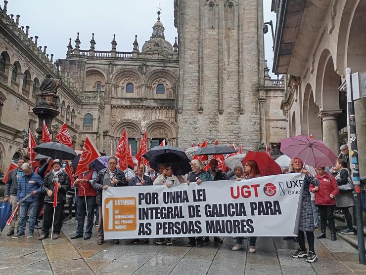 Decenas de xubilados maniféstanse en Santiago por unha lei que blinde os seus dereitos e reclaman "máis respecto" / Europa Press