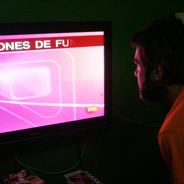 Arquivo - Xente Vendo A Televisión. EUROPA PRESS - Arquivo