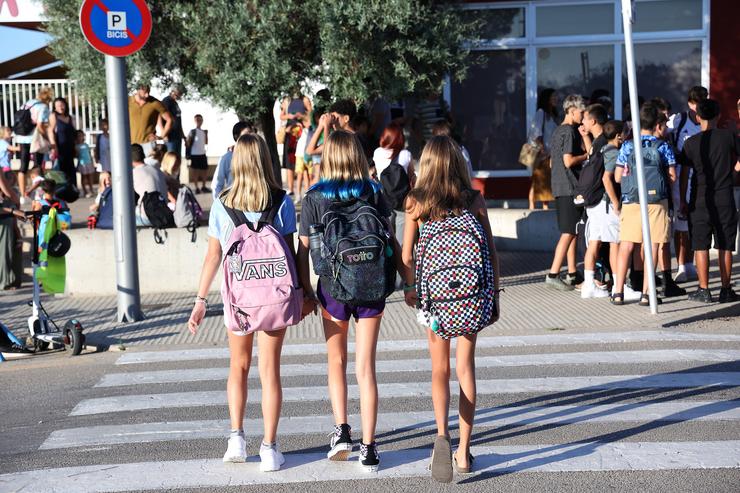 Estudantes ás portas dun centro educativo.. Isaac Buj - Europa Press / Europa Press