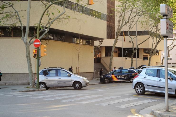 Coche da Policía Nacional saíndo nunha Comisaría / EUROPA PRESS - Arquivo