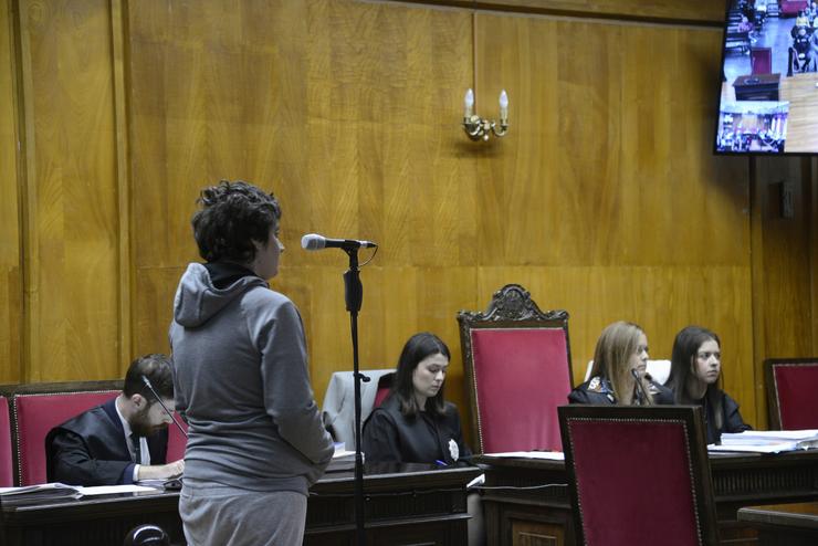 A muller acusada de asasinar a un home, ao que coñecera por Internet, en Cortegada, durante a súa declaración no xuízo por este crime / Rosa Veiga