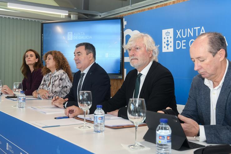 O conselleiro de Educación, Ciencia, Universidades e FP, Román Rodríguez, e o seu equipo reúnense coa xunta autonómica de directores.. XUNTA / Europa Press