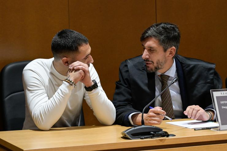Un dos acusados pola malleira mortal a Samuel Luiz, Diego M.M xunto ao seu avogado Luís Manuel Salgado no xuízo na Audiencia Provincial da Coruña / M. DYLAN - Arquivo