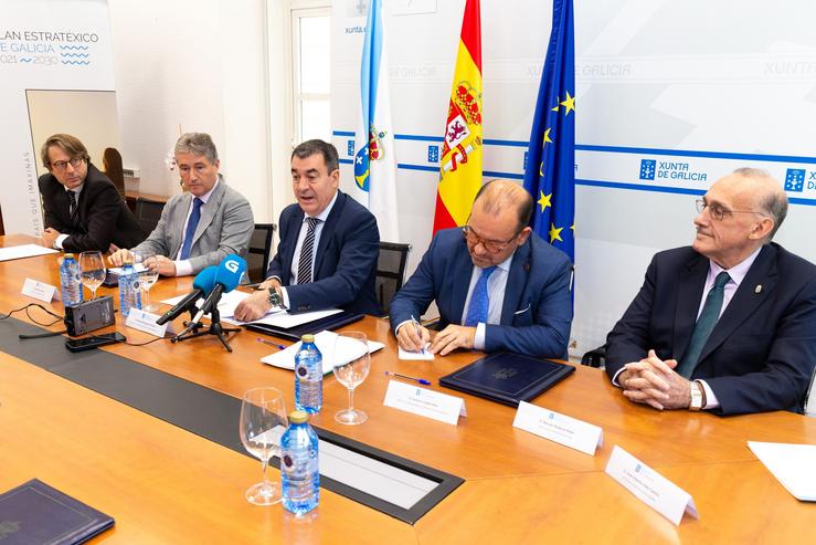 O conselleiro de Facenda, Miguel Corgos, o reitor da UDC, Ricardo Cao, o conselleiro de Educación, Román Rodríguez, o reitor da USC, Antonio López, e o reitor da UVigo, Manuel Reigosa, nunha reunión.. XUNTA / Europa Press