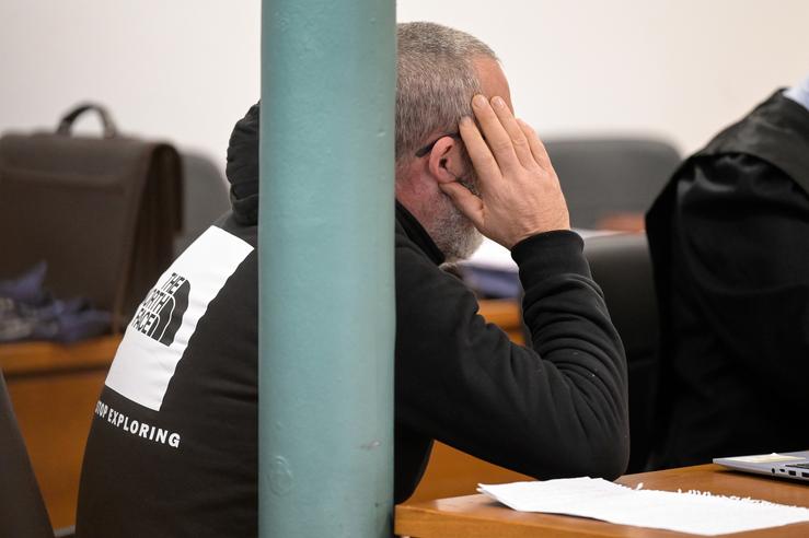 O acusado de matar á súa parella no barrio coruñés do Birloque, na Audiencia Provincial da Coruña durante o xuízo / M. Dylan