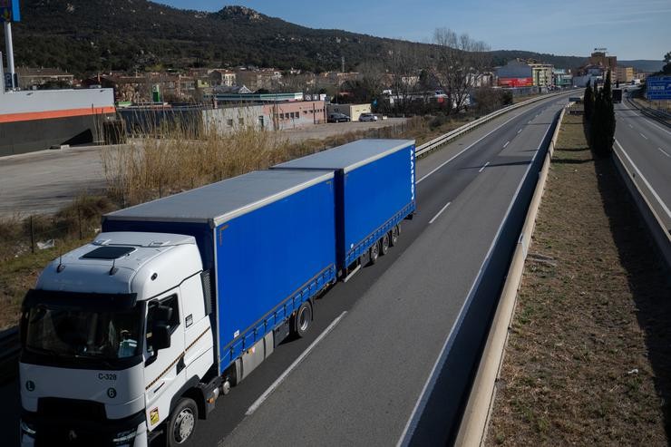 Un camión circula, a 27 de xaneiro de 2024, na Jonquera, Xirona 