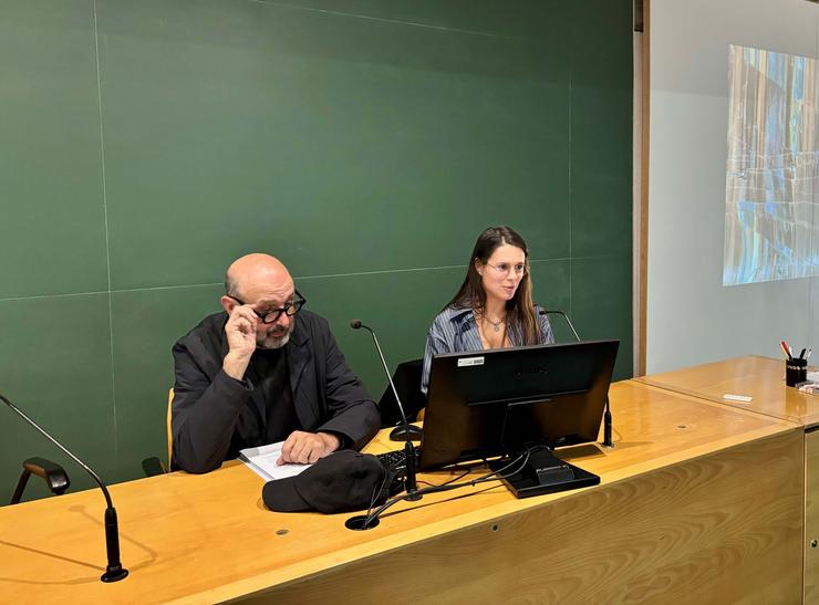 Un momento da conferencia. Foto: Clúster da Pizarra de Galicia. 