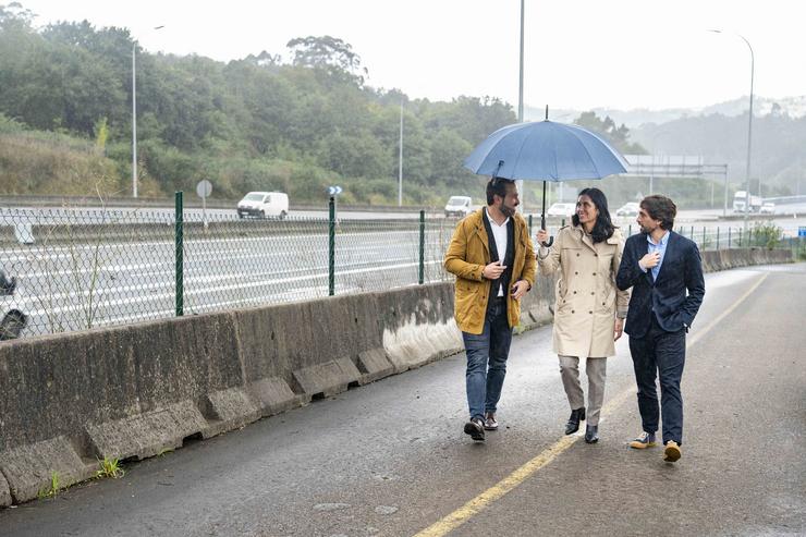 A seretaria xeral do PPdeG, Paula Prado, o eurodeputado Adrián Vázquez, e o coordinador de Infraestruturas do PPdeG, Antonio Ameijide, visitaron un dos tramos da AP-9 ao seu paso por Santiago.. PPDEG / Europa Press
