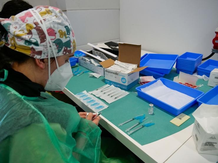 Unha profesional sanitaria, nun dispositivo de vacinación contra a COVID-19 na Cidade da Cultura de Santiago de Compostela en 2021 / César Arxina - Arquivo