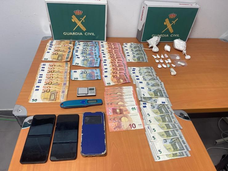Detida unha parella de Maceda de 21 e 62 anos acusada de traficar con drogas / GARDA CIVIL