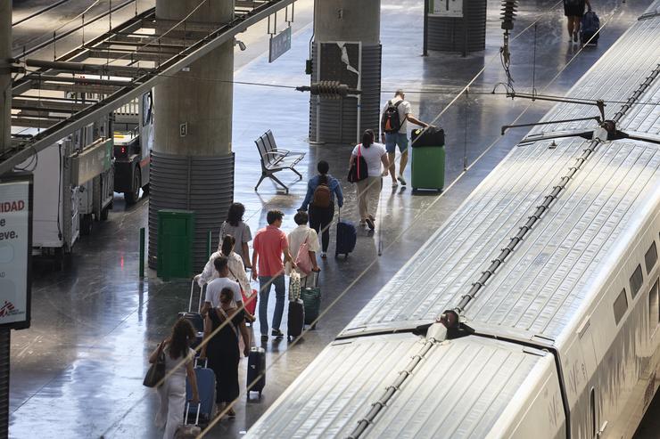 Varias persoas nunha estación de Renfe / Jesús Hellín - Europa Press