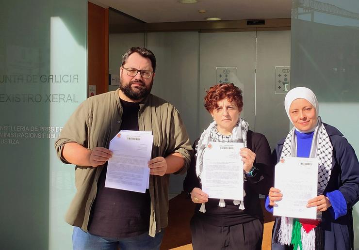 Membros da Coordinadora de Solidariedade Galega con Palestina rexistran peticións para entrevistarse co presidente da Xunta, Alfonso Rueda, e co director xeral da CRTVG, Alfonso Sánchez Izquierdo.. COORDINADORA DE SOLIDARIEDADE GALEGA CON PALESTINA / Europa Press