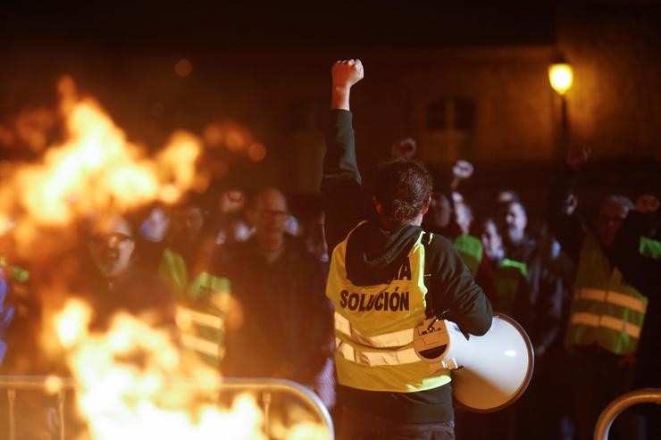 San Cibrao, Lugo. Concentración dos traballadores de Alcoa en demanda de que Goberno e Xunta obriguen á multinacional americana a cumprir os acordos asinados no plan de viabilidade.. CARLOS CASTRO/EUROPA PRESS / Europa Press