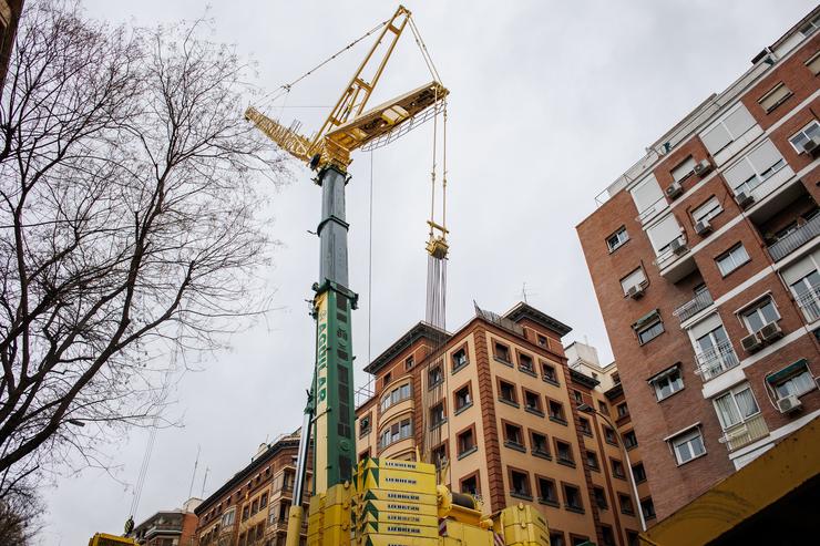 Un guindastre xunto a un edificio en construción propiedade dunha inmobiliaria / Alejandro Martínez Vélez - Arquivo