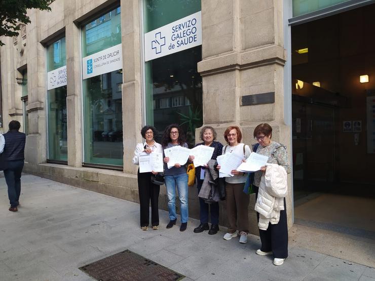 Entrega de firmas na delegación do Sergas en Vigo, para reclamar a reapertura do consultorio médico da parroquia de Hío, en Cangas (Pontevedra).. SOS SANIDADE PÚBLICA / Europa Press