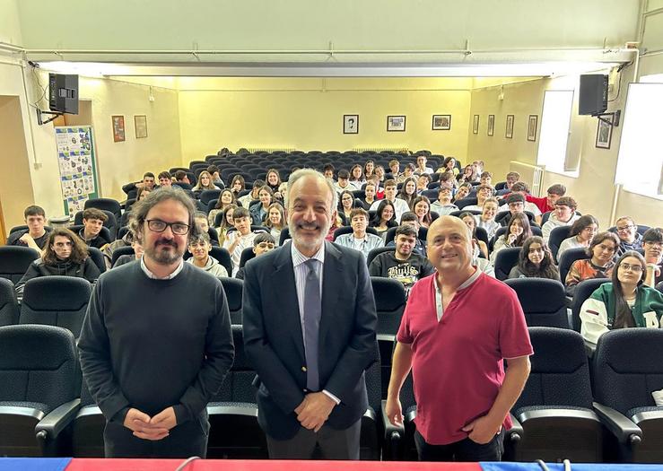 Millán Mon visita Ribadeo e o IES Dionisio Gamallo.. PPDEG / Europa Press